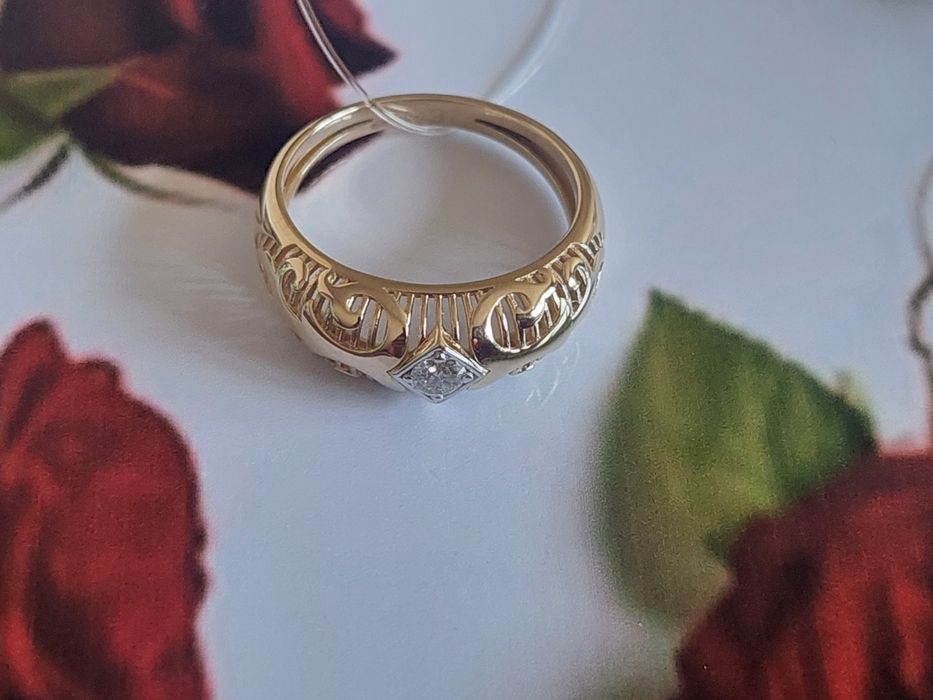 Золотое кольцо с бриллиантом