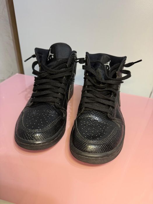 Vand adidasi Air Jordan 1 Mid ,,Black Snakeskin”