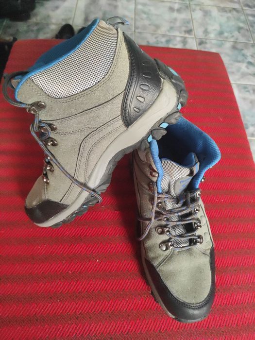 Adidași  foarte practici comozi și rezistenți.
Numarul 41.