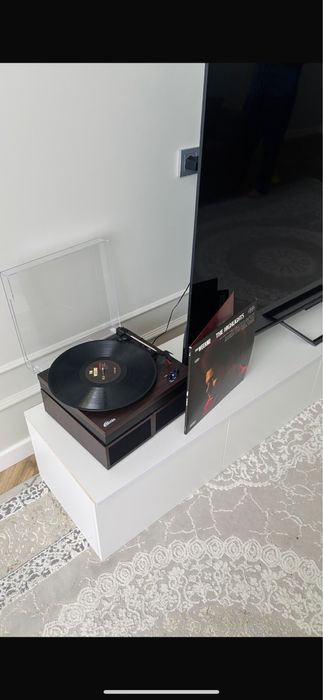 Виниловый проигрыватель с альбомом