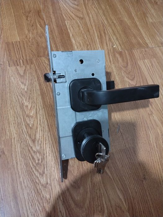 Продам замок дверной