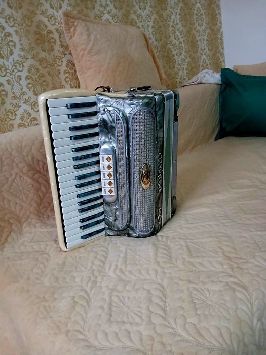 Vând acordeon Scandalli 80 de basi