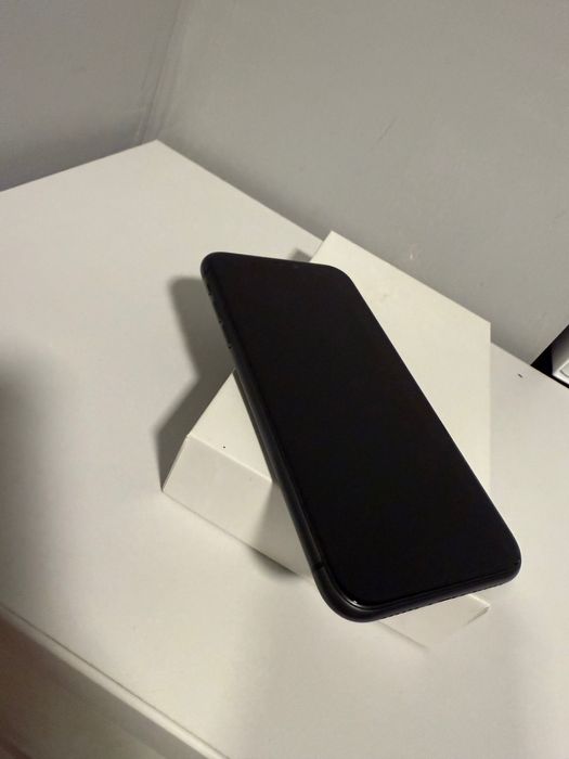 iPhone 11 с чисто ново зарядно