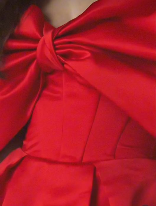 Атласное платье с бантом