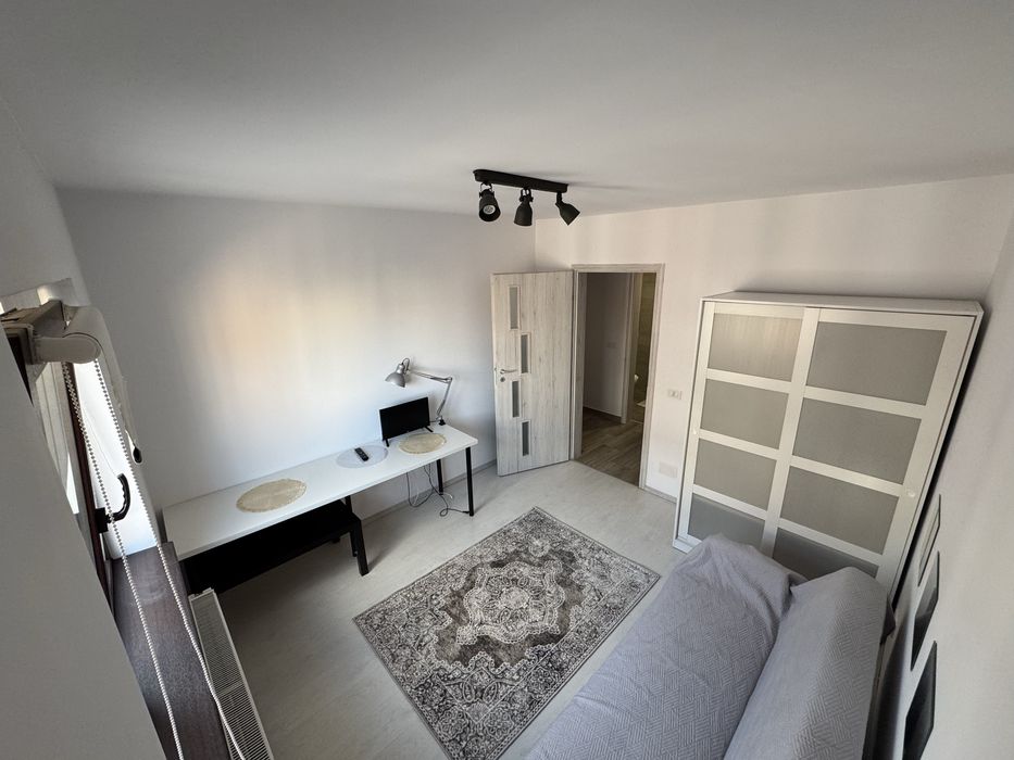 Apartament de închiriat – 3 camere, două băi, bucătărie închisă, 70 mp, utilat complet – strada Tineretului 37i