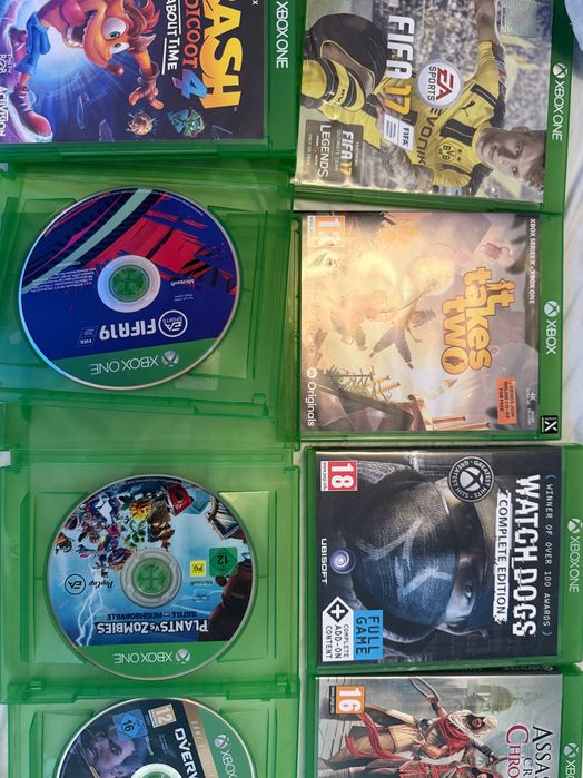 Vând X Box One S 1TB+19 jocuri