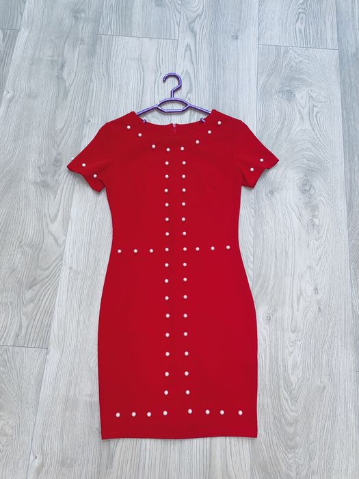 Червена рокля с перли