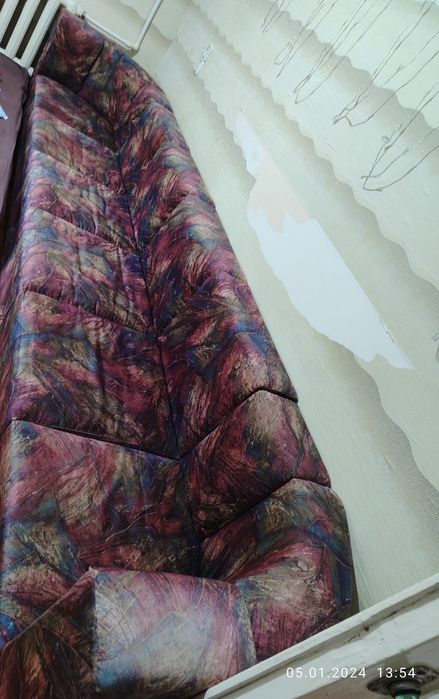 Продам диван трансформер на кроват на коесла и на угалок рассиские ДСП