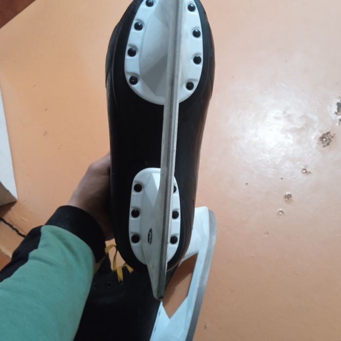 Продам коньки  42 размер