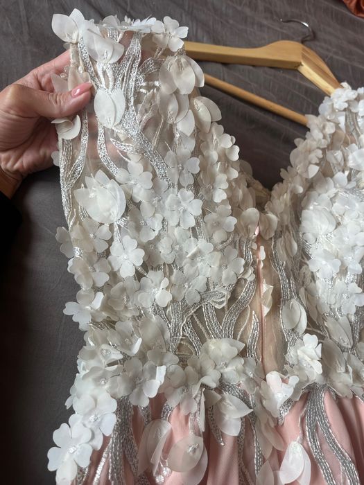 Рокля с 3Д цветя