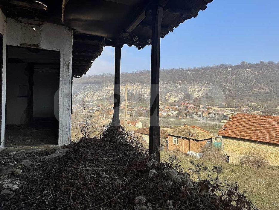 Къща в живописното село Сваленик