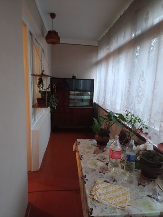 Ттз 2  2/2/4 
Состояние среднее 
Балкон 1.5 на 6
Смежные комнаты
Ор~р