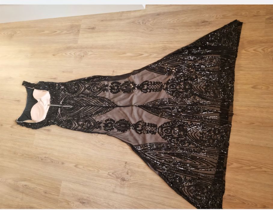 Официална бутикова дълга рокля в бежово с черна дантела и паети