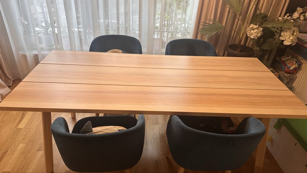 Masă de living din lemn si 4 scaune