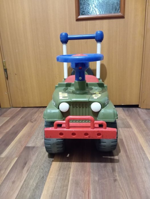 Машинка - толокар детская