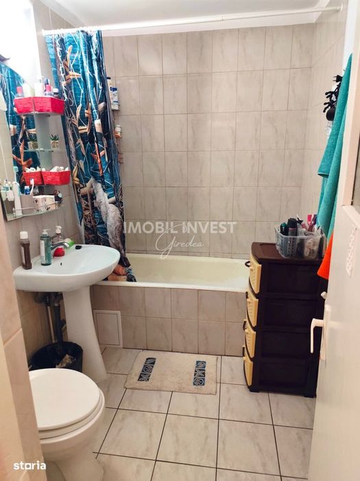 Apartament decomandat 3 camere, 2 bai, balcon inchis, Cetate