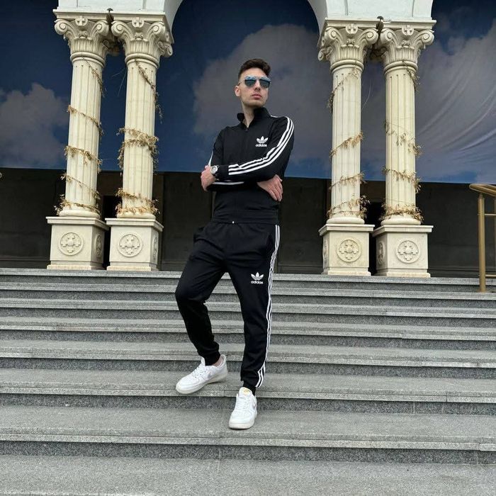 Trening bărbătesc Adidas.