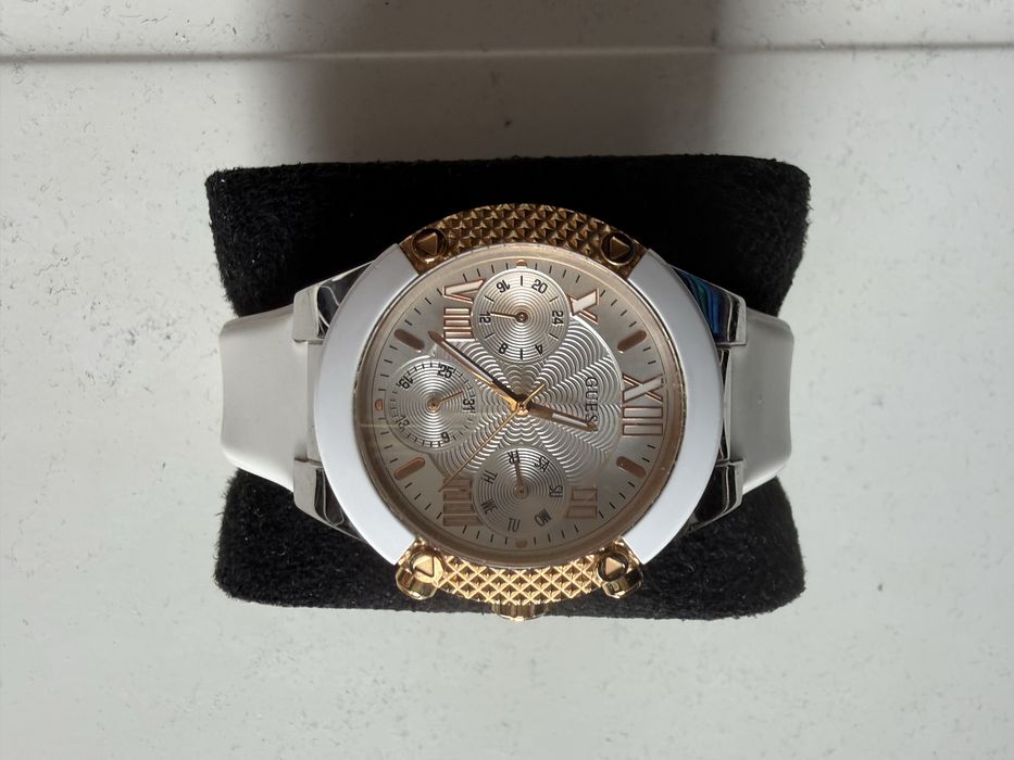 Продавам часовници Guess