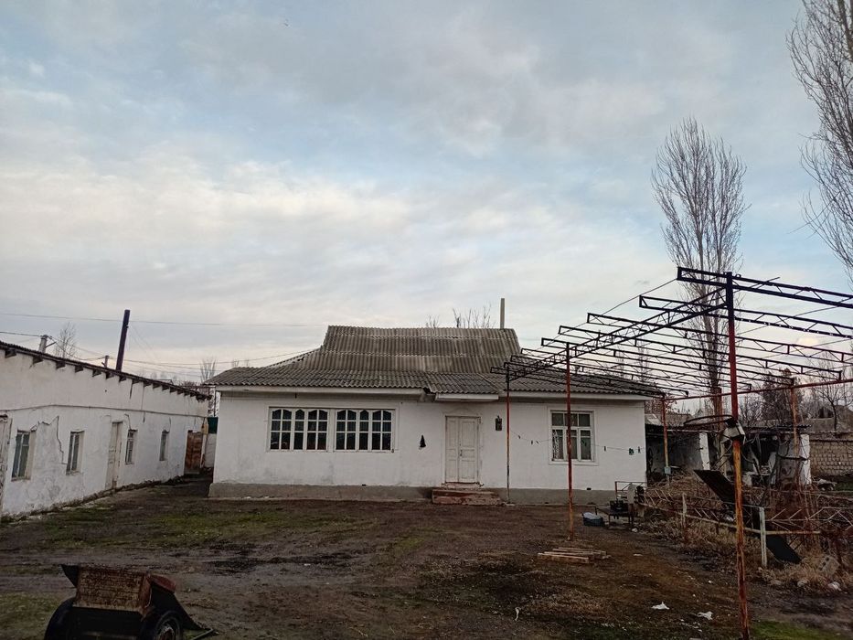 Uy sotiladi 6 ta xona Xamdam 3 xona vremika va 1 ta doʻkon bori