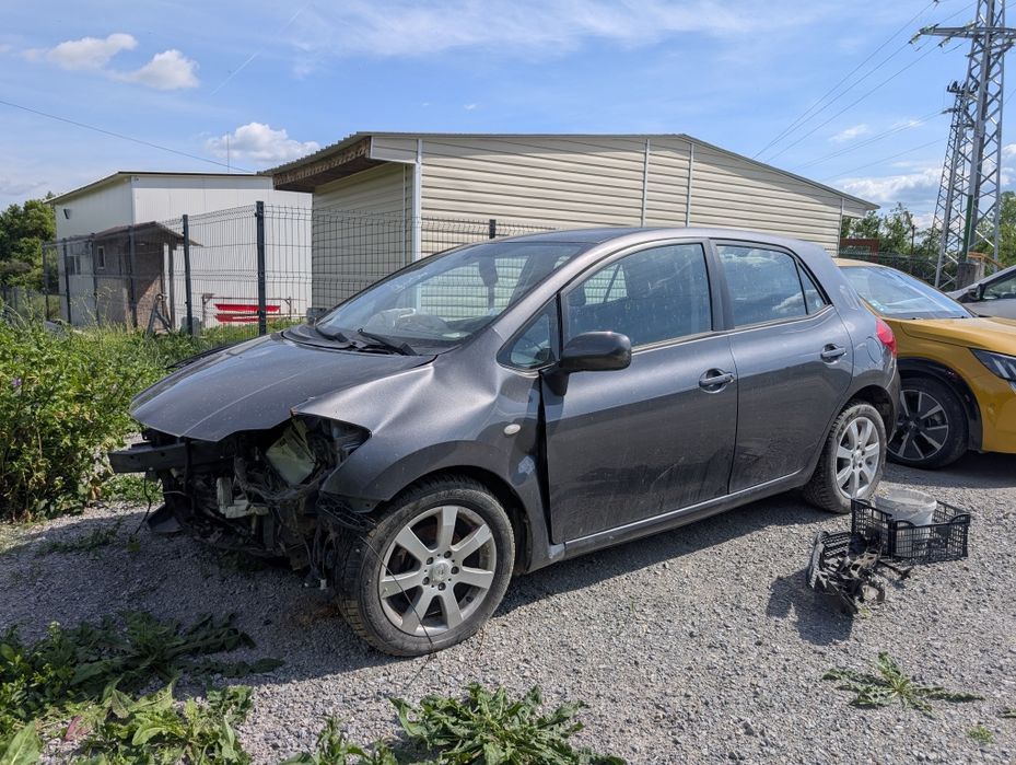 На Части Toyota Auris 2009 1.6 бензин