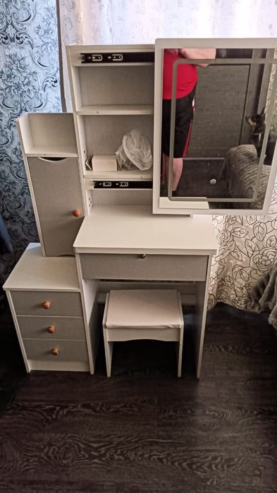 Продам туалетный столик