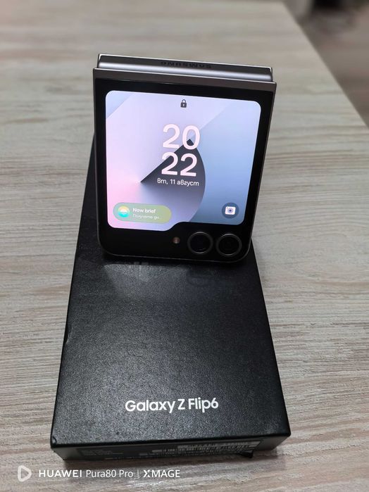 Продава се Samsung Z flip 6 в перфектно састояние без забележки 12GB 256 палене комплект телефона е купуван от зора