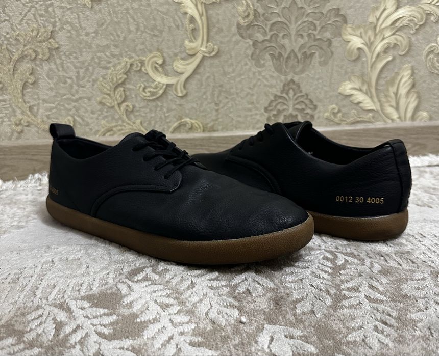 Продаётся мужская обувь.