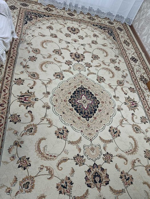 Ковёр бу в хорошем состоянии.