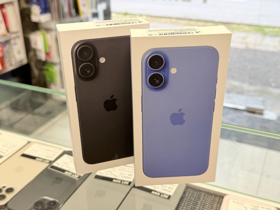 Apple iPhone 16 128GB Black & Ultramarine