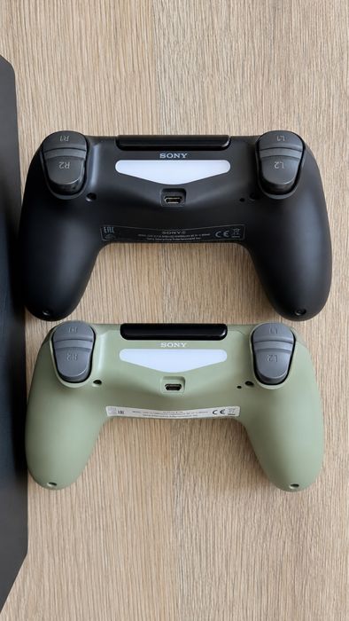 PlayStation 4 Slim 1TB + 2 controllere Sony DualShock 4