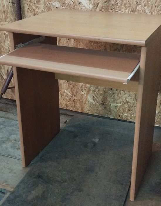 Столик с выдвижной полкой