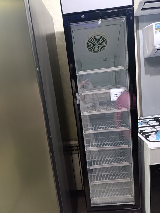 Черный витринный холодильник AIWA SC145B (145 л) — Стильный магнит для