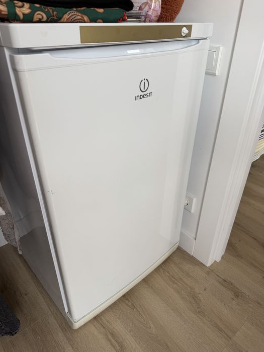 Продается морозильник Indezit