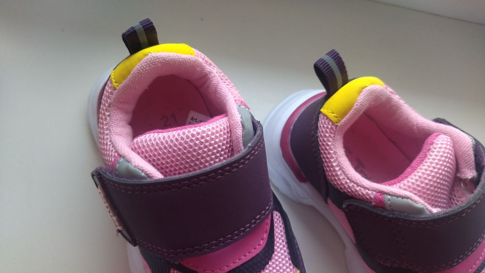 Продам новые кроссовки 21 размер