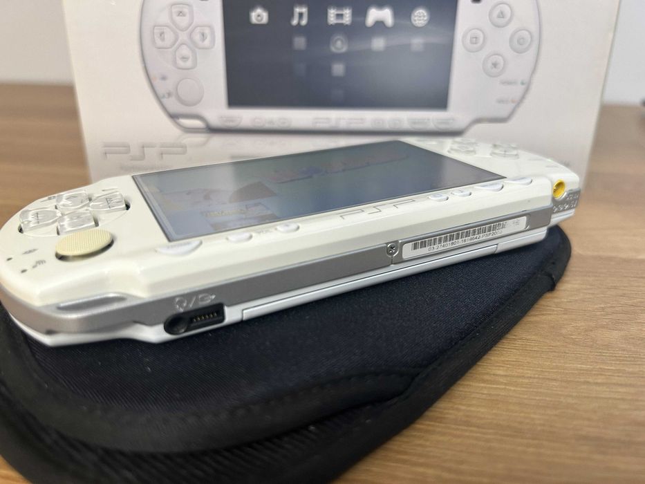 PSP 2000 Ceramic White în cutie — Slim and Lite, modată
