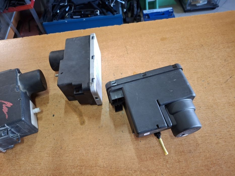 Pompa vacuum închidere centralizata Vw Golf 3 Passat B3 Jetta Polo Mercedes C-class
