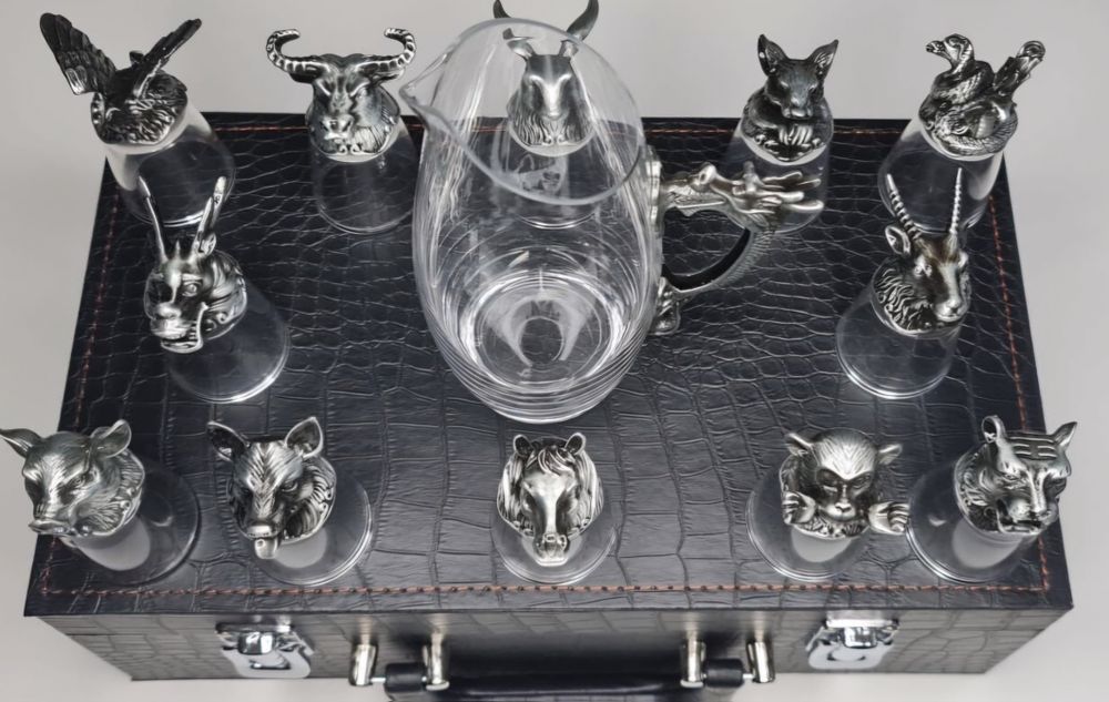 Рюмки с графином в кейсе