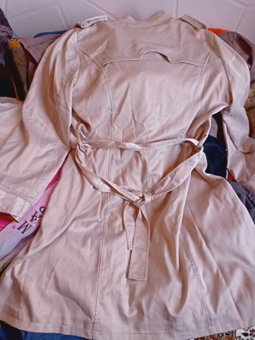 Продам весенний плащ перламутрового серебристого цвета