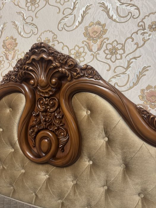 Кровать двухспальная, деревянная.