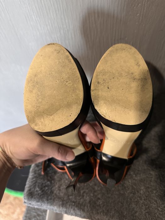 Босоножки с Т образным ремешком