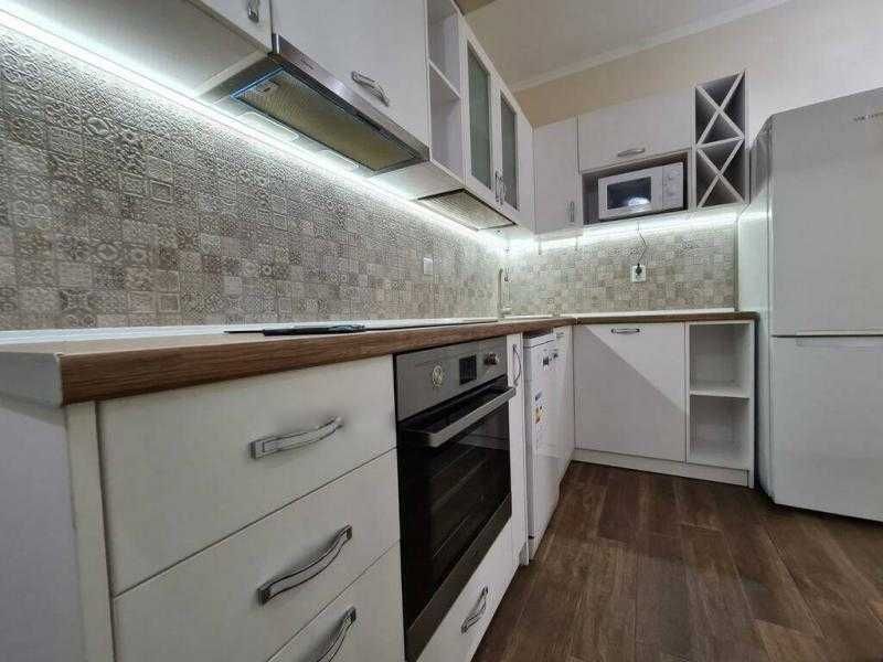 Дава се под наем Тристаен апартамент в Бургас, Център - 117 кв.м за 1097.01 € - Снимка #3