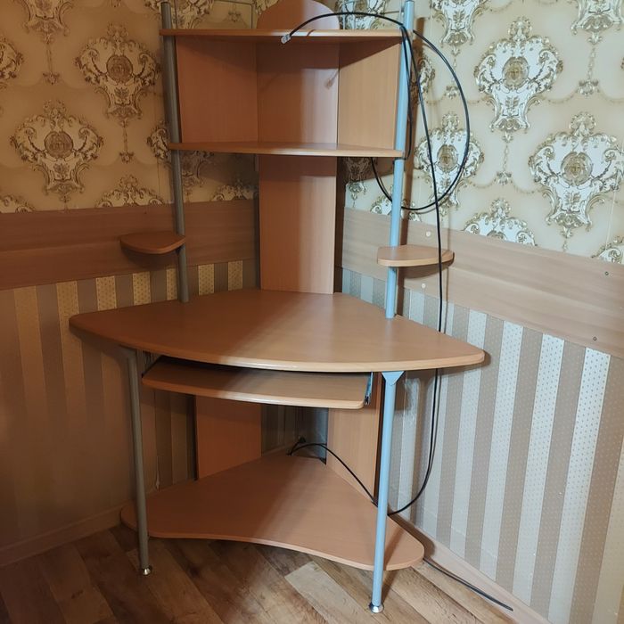 Стол для компьютера в отличном состоянии