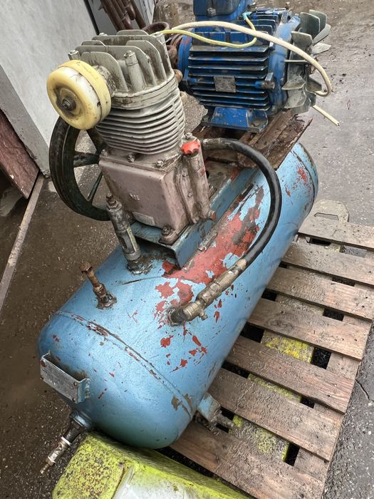 Compresor aer rezervor— 120 litri , motor— 4 KW