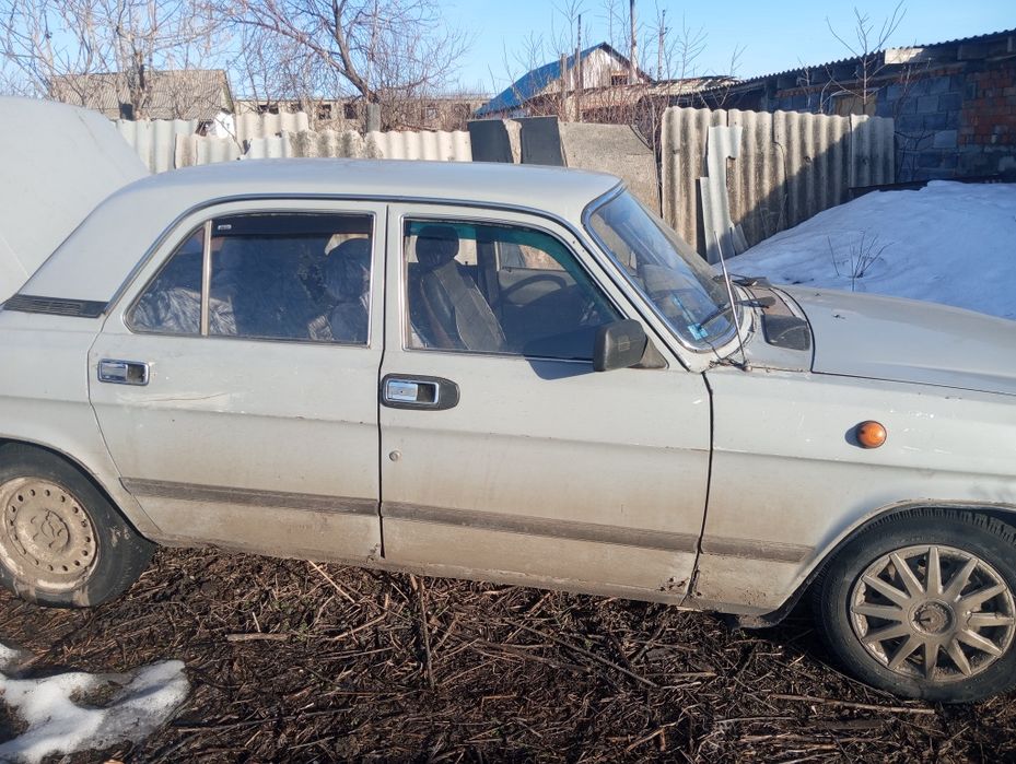 Газ 3110 в разборе, серая и белая