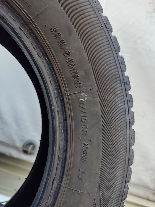 Продавам 2 зимни гуми 205/65/16 С бус Lassa