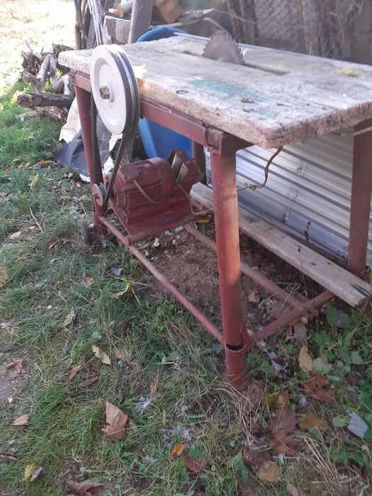 Masa circular cu motor