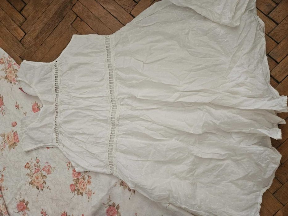 Продавам бяла памучна рокля Indiska