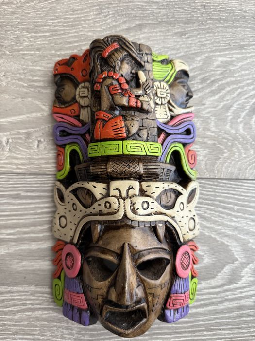 Масивна дървена маска на Маите
