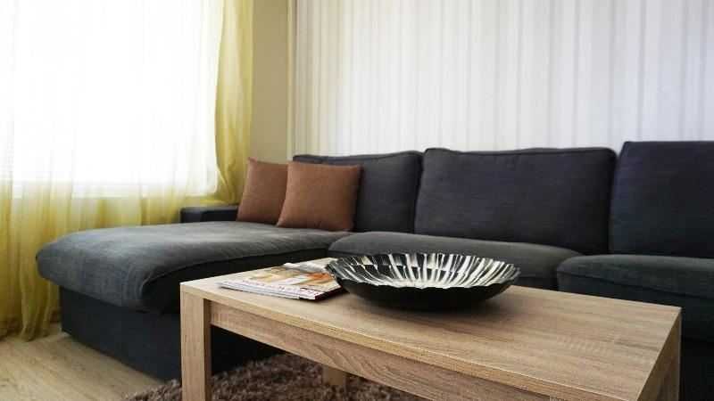 Дава се под наем Тристаен апартамент в София, Лозенец - 101 кв.м за 561 € - Снимка #1