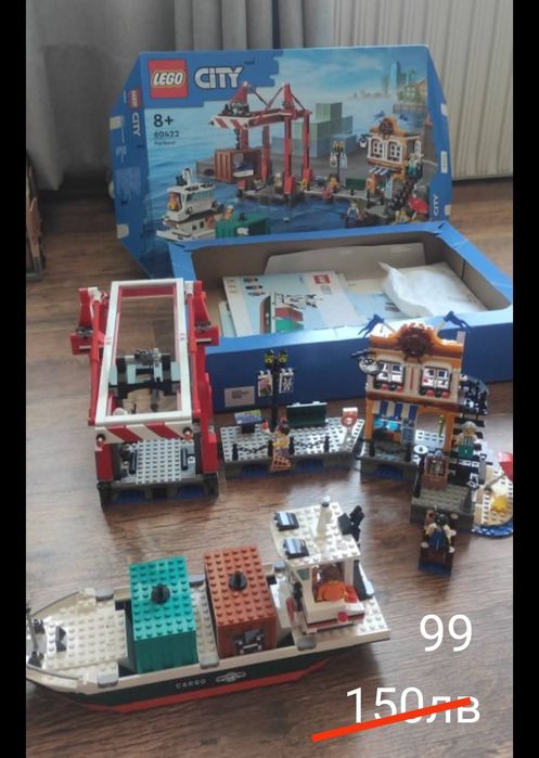 Лего . На всяка снимка е написана цена